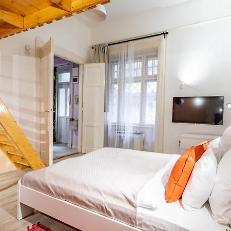 Lilac Escape On Baross Street Apartment *